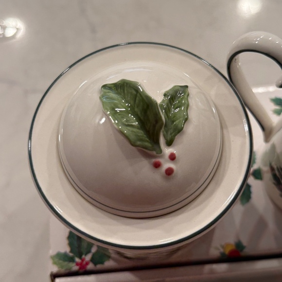 Mikes Christmas Sugar Bowl and Creamer EUC - Picture 7 of 10